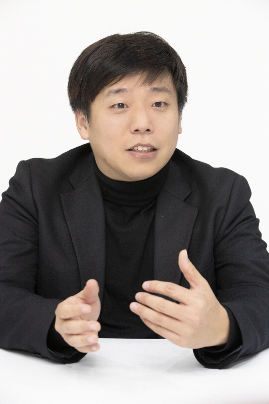 이성찬 야타브엔터 대표가 인터뷰 질문에 답하고 있다.